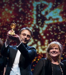 Режиссер фильма «Поза ребенка» Калин Питер Нецер с «Золотым медведем» Режиссер фильма «Поза ребенка» Калин Питер Нецер с «Золотым медведем»